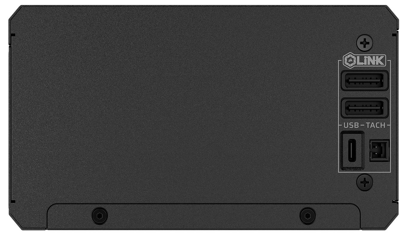 Ein schwarzes Gerät mit drei USB-Anschlüssen auf der rechten Seite, beschriftet als 'USB', 'TACH' und zusätzlichen Markierungen in der Nähe der Anschlüsse.