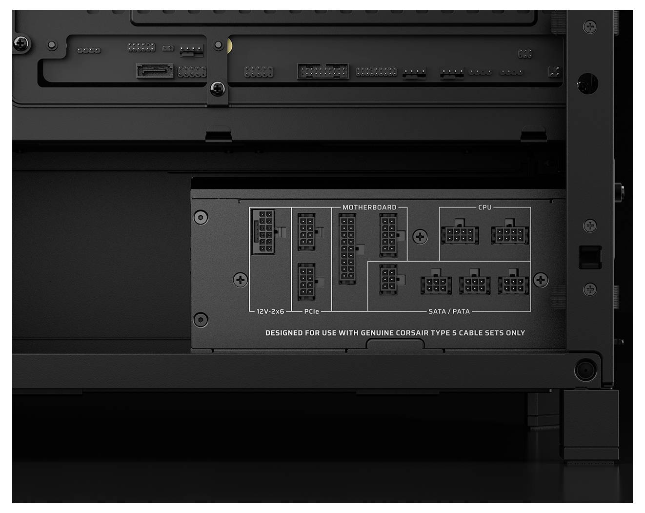 Netzteil mit beschrifteten Anschlüssen für ‚Mainboard', ‚CPU', ‚PCIe' und ‚SATA/PATA'. Text lautet: ‚Entwickelt zur Verwendung ausschließlich mit originalen Corsair Typ-5 Kabelsets'.