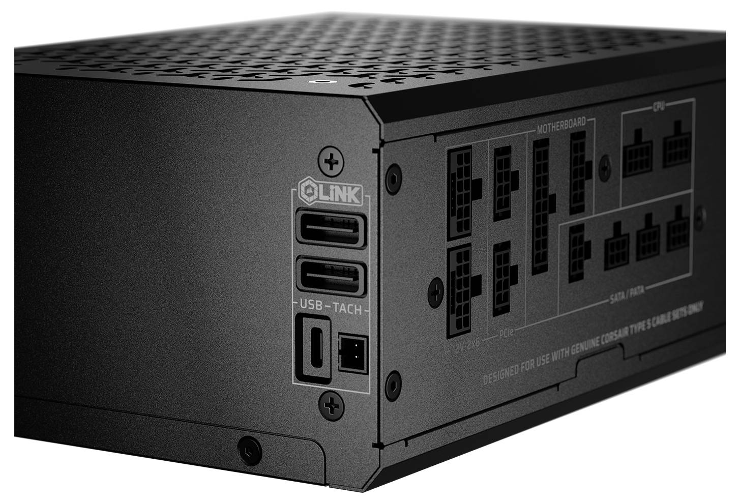 Nahaufnahme eines Computer-Netzteils mit Anschlüssen und Steckverbindern, die für Mainboard und SATA-Peripheriegeräte gekennzeichnet sind.