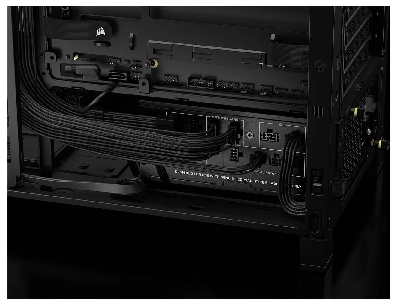 Rückseite und Kabelanschlüsse im Inneren eines Computergehäuses, mit sichtbaren Motherboard- und CPU-Stromversorgungsanschlüssen, konzipiert für Corsair Type 5 Kabel.