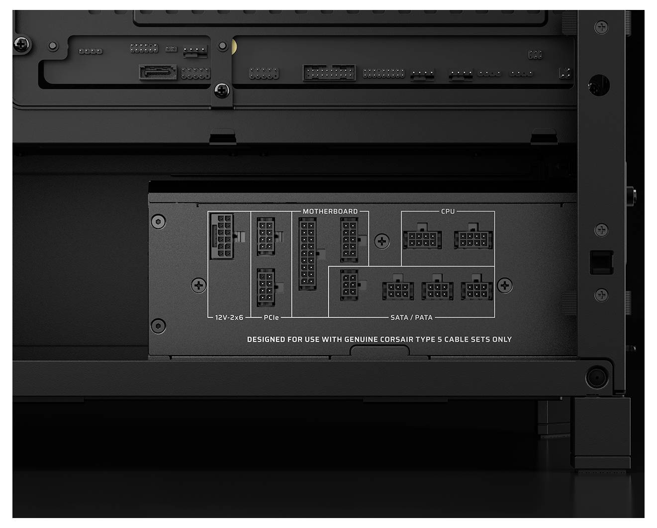 Eine Stromversorgungseinheit in einem Computergehäuse zeigt beschriftete Anschlüsse zum Anschließen eines Mainboards, CPUs, PCIe- und SATA/PATA-Kabel.