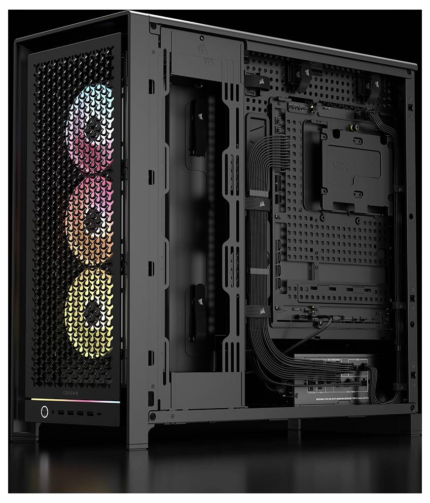 Ein schlankes, schwarzes Computer-Gehäuse mit offenem Design und Innen-RGB-Beleuchtung, die die Lüfter beleuchtet. Die Kabel sind unter dem Mainboard sauber und ordentlich organisiert.