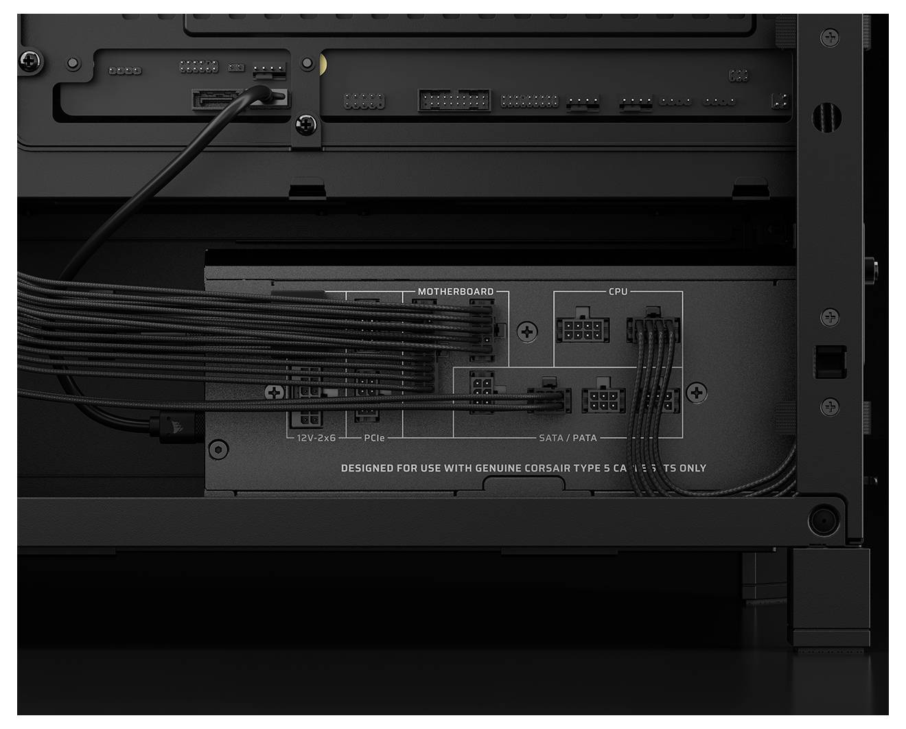 Eine Computernetzteile mit beschrifteten Anschlüssen für 