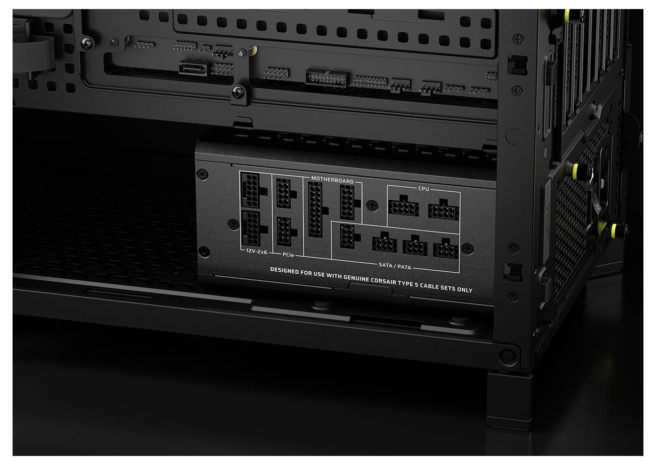 Das Innenleben eines Computergehäuses mit einem Corsair-Netzteil, dessen mehrere Kabelanschlüsse mit Bezeichnungen wie Mainboard, CPU und Peripheriegeräte versehen sind.