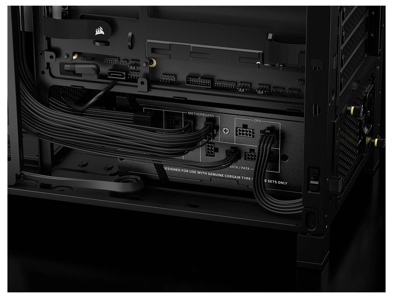 Innenansicht eines Computergehäuses mit ordentlich sortierten Kabeln, die an das Netzteil und Komponenten angeschlossen sind. Beschriftung lautet: 'Zur Verwendung mit originalen Corsair-Teilen'.