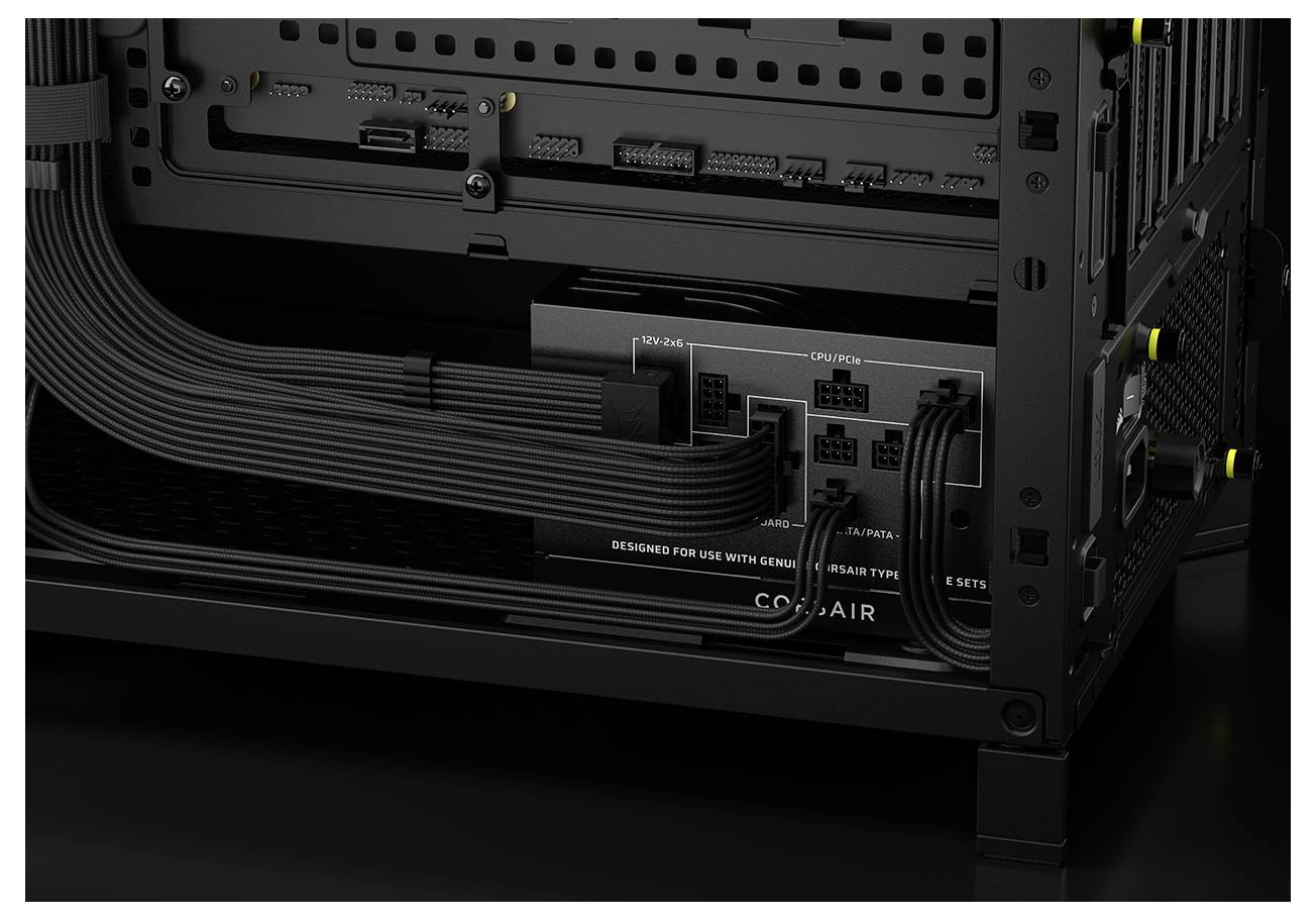 Eine Nahaufnahme der internen Komponenten eines Computers, die sorgfältig geführte Netzkabel zeigt, die an ein Netzteil im Computergehäuse angeschlossen sind.