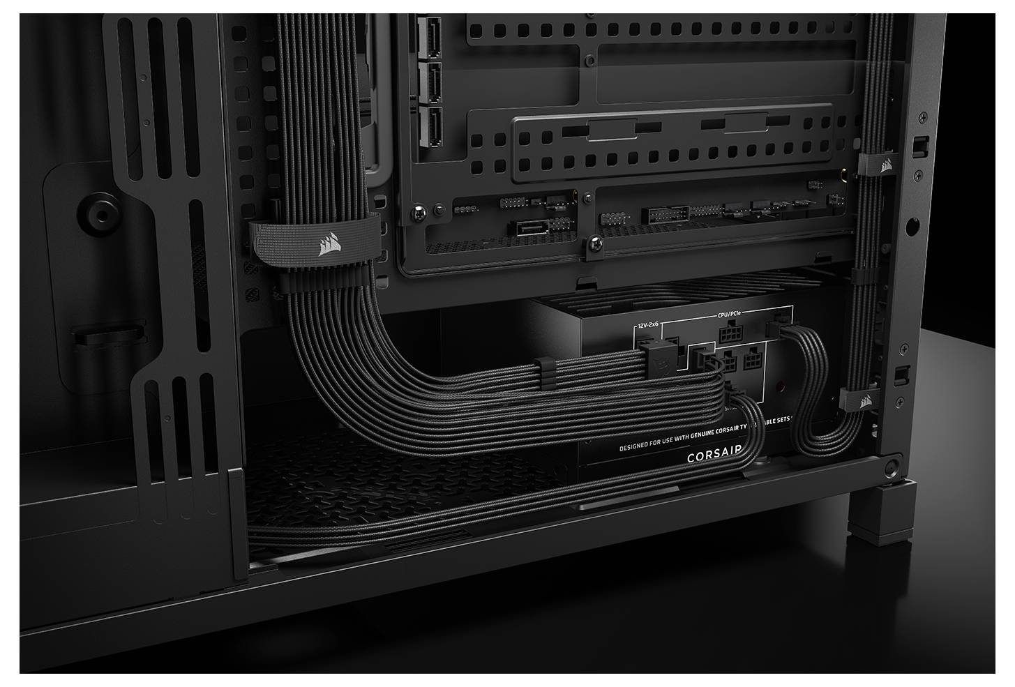 Nahaufnahme des Inneren eines Computergehäuses mit sorgfältig arrangierten Kabeln und einem Corsair-Netzteil am unteren Rand.