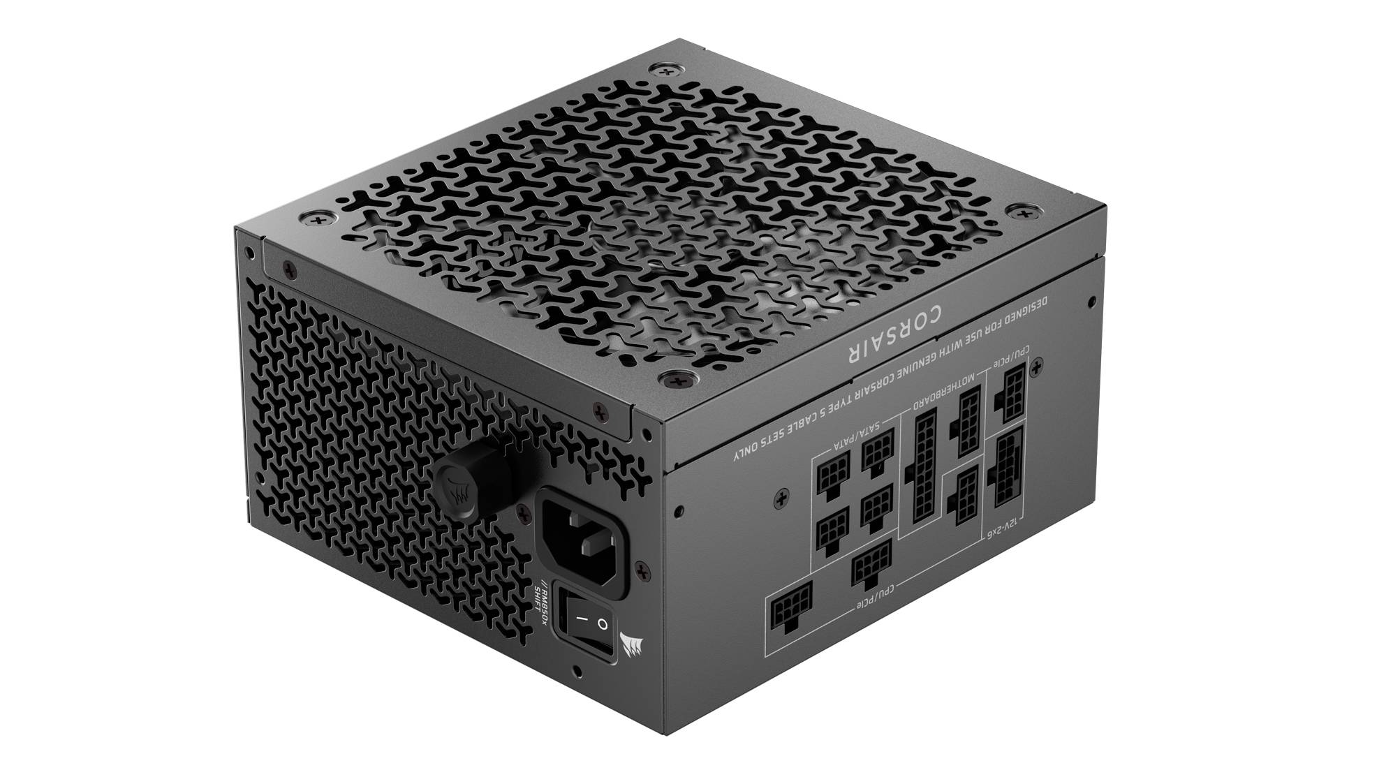 Eine schwarze Computer-Netzteileinheit mit einem Lüftergitter, mehreren Anschlüssen und einem Netzschalter an der Seite, die verwendet wird, um PC-Komponenten mit Strom zu versorgen.