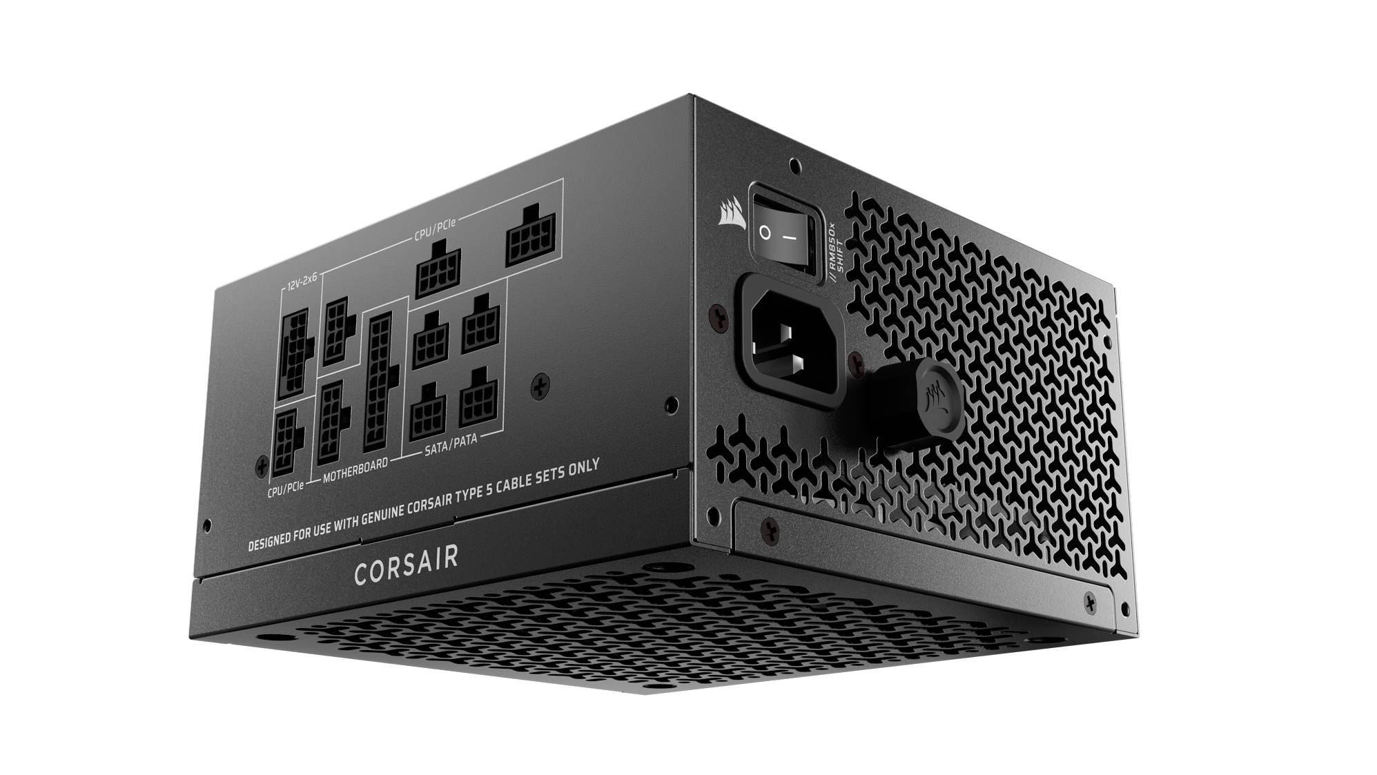 Netzteil von Corsair mit modularen Kabelanschlüssen, Netzschalter und Kühlventilator. Das Markenlogo 'CORSAIR' ist sichtbar.