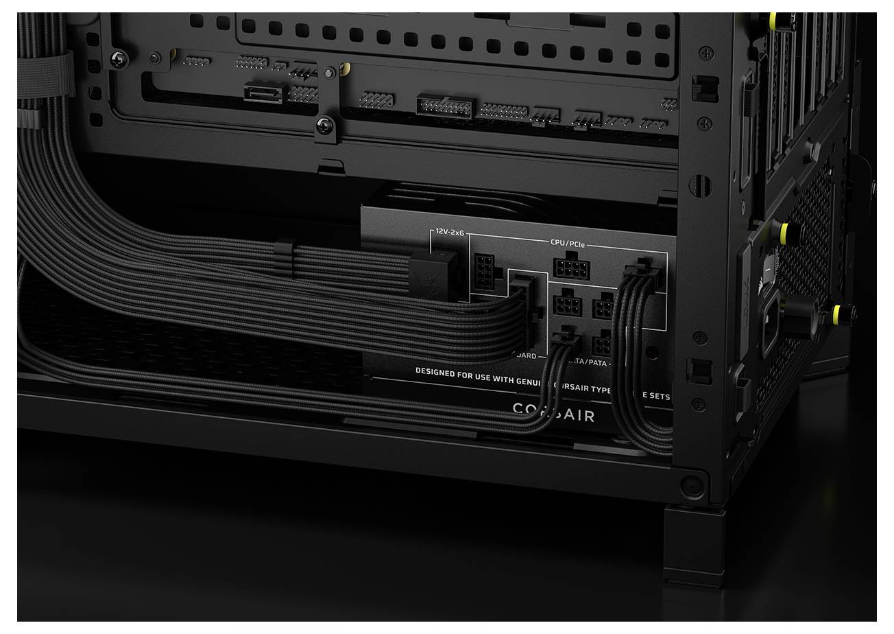 Ein Netzteil eines Computers mit mehreren Kabelanschlüssen ist im Inneren eines schwarzen PC-Gehäuses zu sehen, wobei sein ordentliches Kabelmanagement hervorgehoben wird.