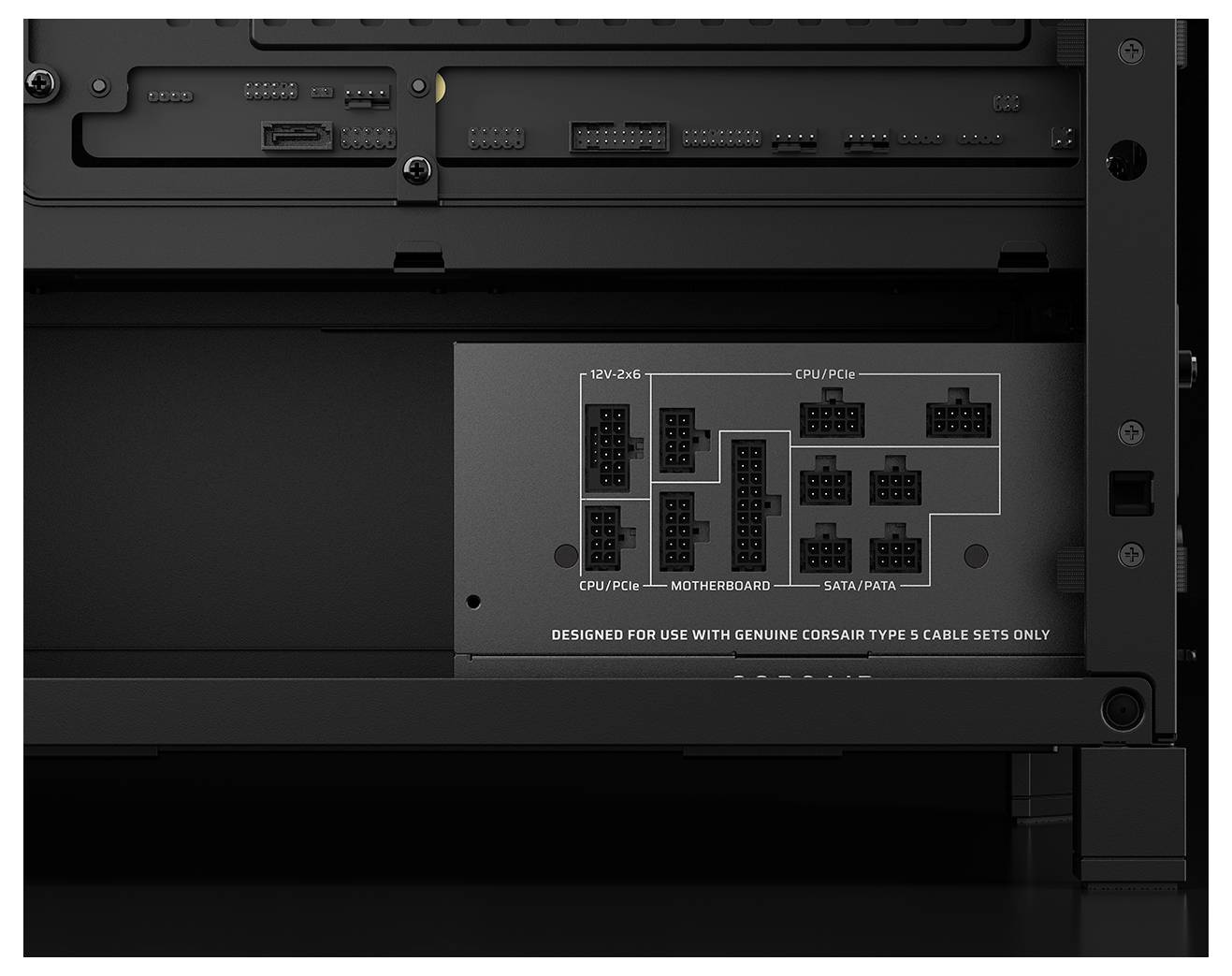 Das Bild zeigt ein schwarzes Corsair Netzteil mit beschrifteten Anschlüssen für '12VHPWR', 'CPU/PCIe' und 'Motherboard' Kabel.