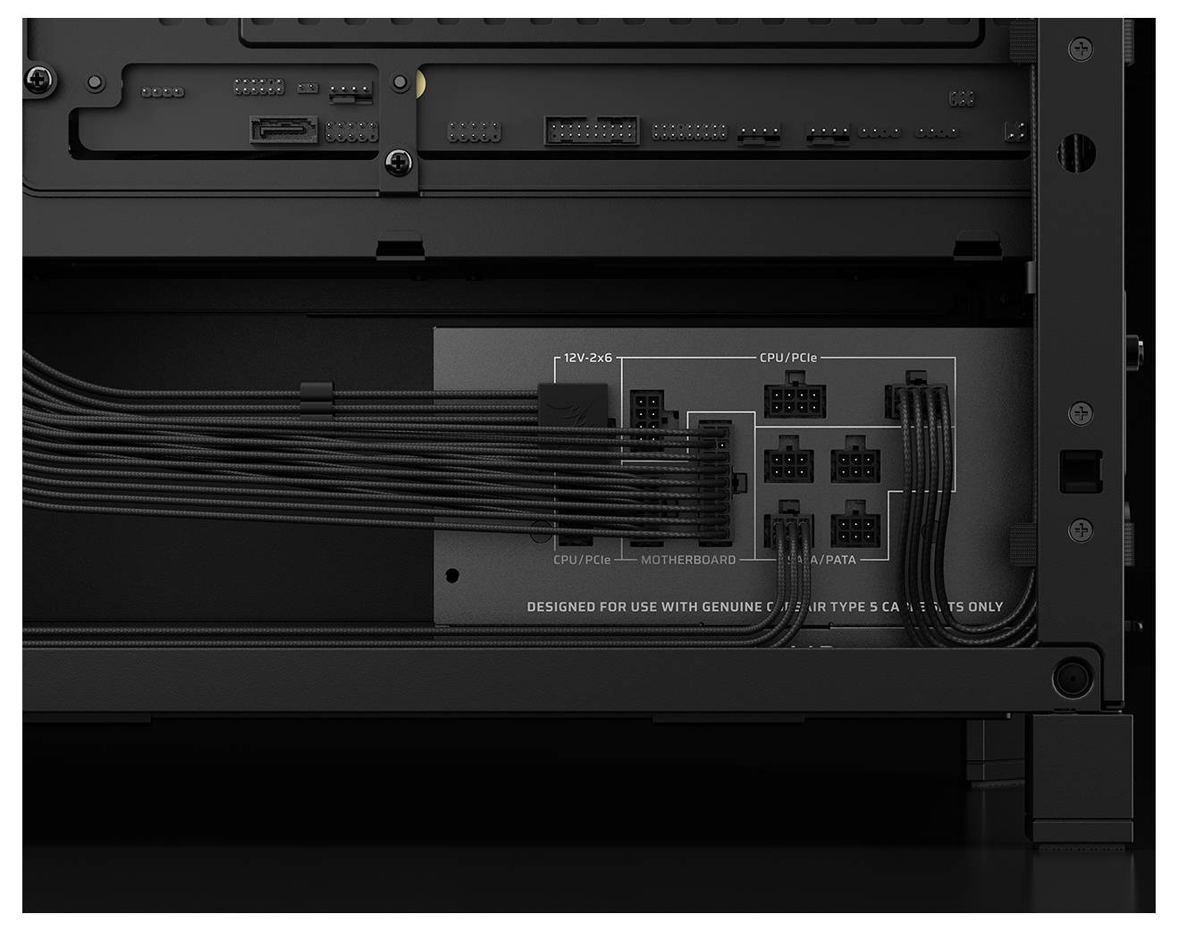 Eine Computernetzteileinheit (Netzteil) mit mehreren beschrifteten Kabelanschlüssen für Komponenten wie CPU, PCIe und Mainboard.