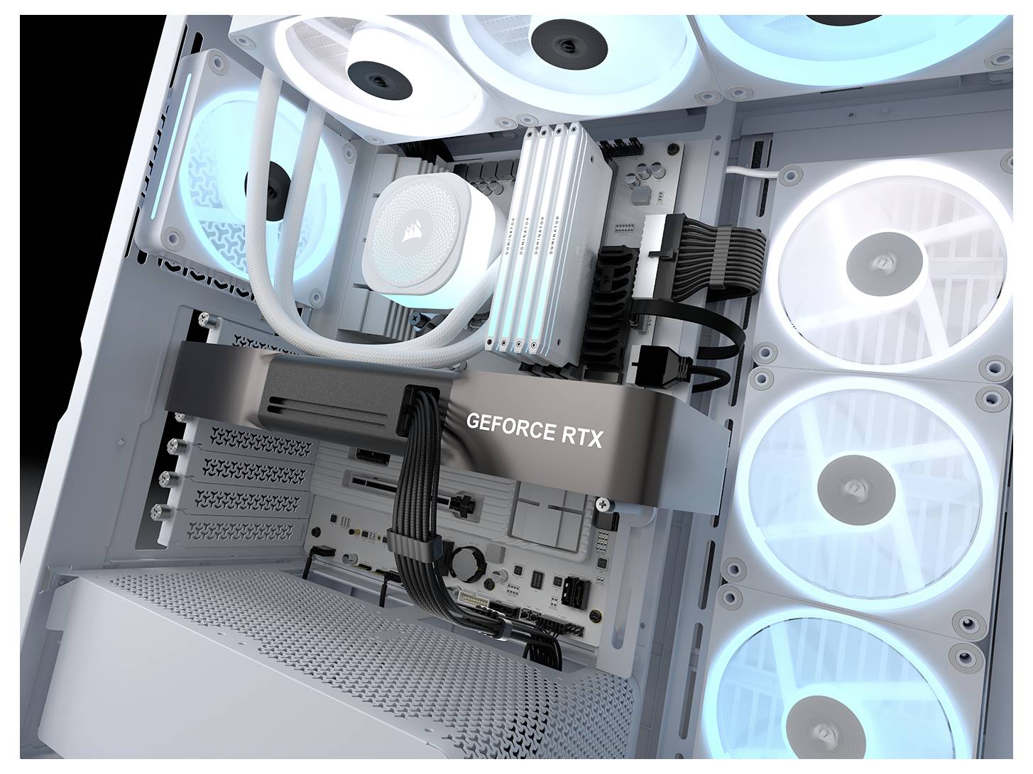 Ein Computergehäuse mit Lüftern, einer GeForce RTX Grafikkarte und einem Kühlsystem im Inneren. Die Komponenten sind übersichtlich in einer geräumigen Anordnung platziert.