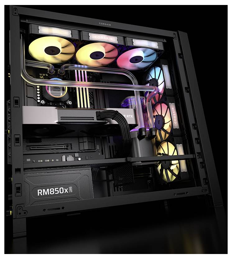 Ein Desktop-Computergehäuse mit transparenter Seitenwand, das die Innenkomponenten zeigt: RGB-beleuchtete Lüfter, Kühlflüssigkeitsschläuche und ein Netzteil.