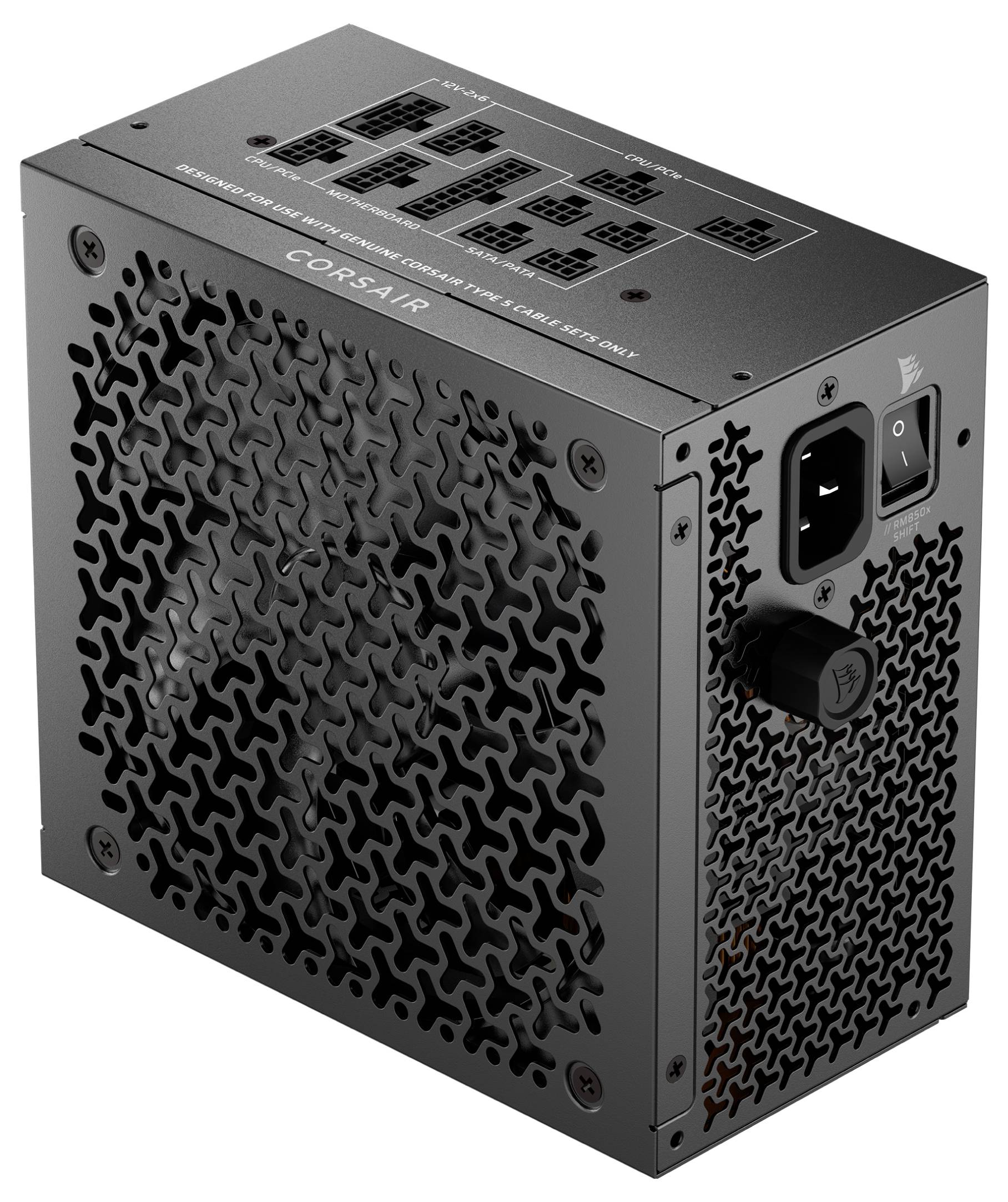 Eine schwarze Corsair-Netzteileinheit mit belüfteter Konstruktion, verschiedenen Anschlussports, die oben beschriftet sind, sowie einem Netzschalter und einer Steckdose.