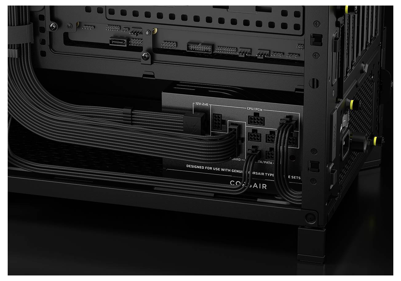 Nahaufnahme eines Netzteils eines Computers mit ordentlich arrangierten schwarzen Kabeln und Anschlüssen. Das Gehäuse trägt eine Beschriftung: Entwickelt für den Einsatz mit Corsair-Netzteilen.