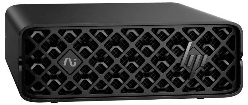 Ein schwarzer kompakter Computer mit geometrischem Lüftungsdesign auf der Vorderseite, der ein stilisiertes 'Ai'-Logo und ein diagonales Linienicon zeigt.