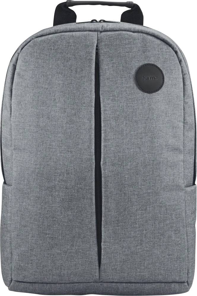 Ein minimalistischer grauer Rucksack mit einem vertikalen Reißverschluss und einem kreisförmigen Logo in der oberen rechten Ecke.