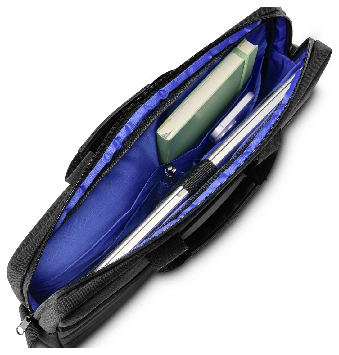 Draufsicht eines geöffneten Aktenkoffers mit einem Laptop, einem Buch und einem Stift in separaten Fächern und einer blauen Innenfütterung.