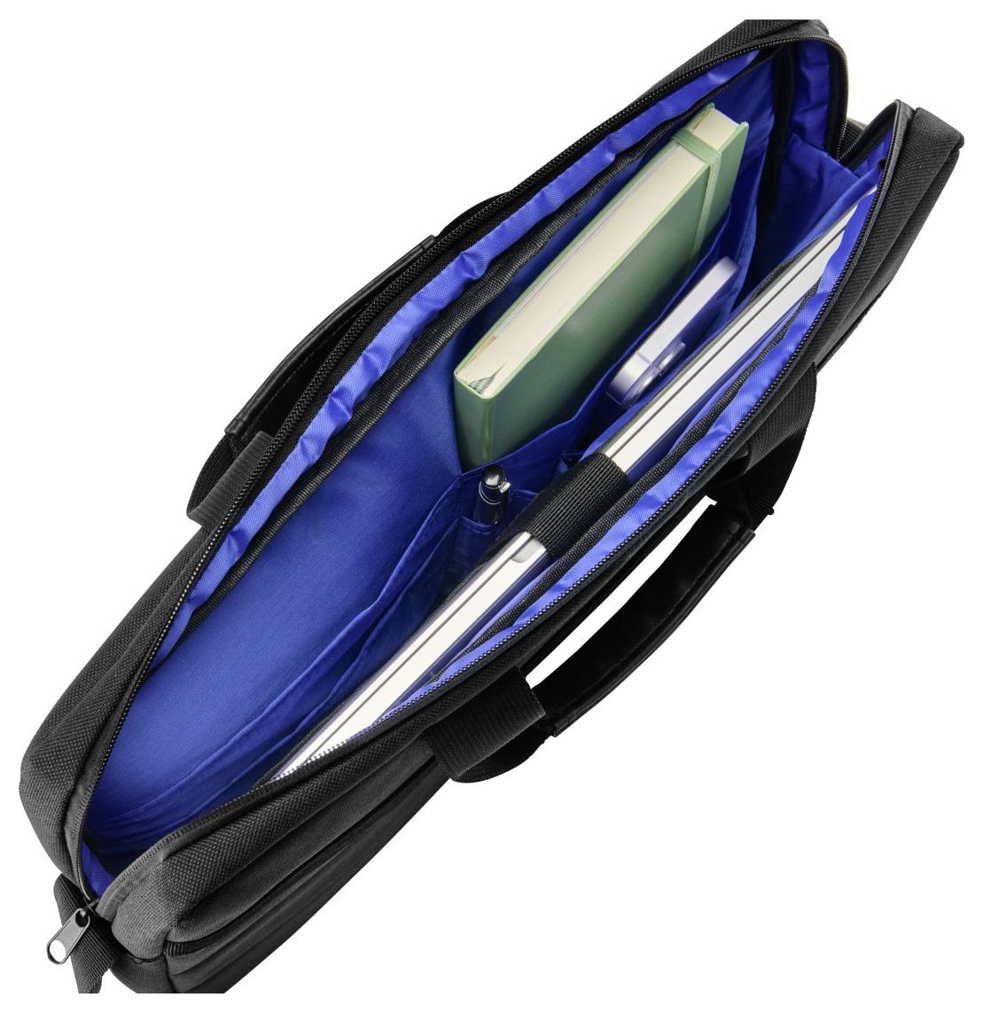 Eine schwarze Laptoptasche mit einem Schultergurt und einer Schnalle wird aus nächster Nähe gezeigt, wobei der Fokus auf der Gewebestruktur und den Gurtelementen liegt.