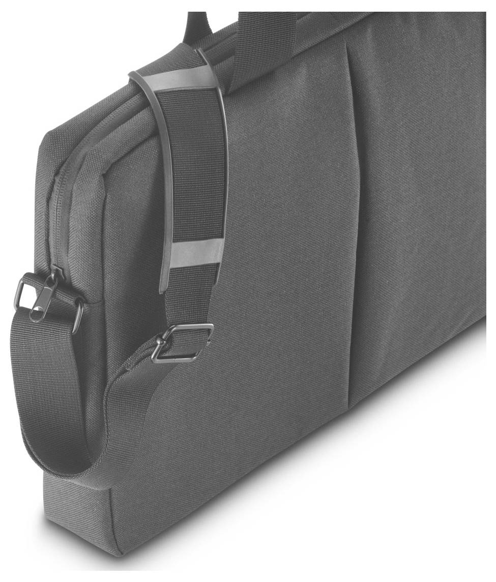 Eine schwarze Laptoptasche mit einem Schultergurt und einer Schnalle wird aus nächster Nähe gezeigt, wobei der Fokus auf der Gewebestruktur und den Gurtelementen liegt.