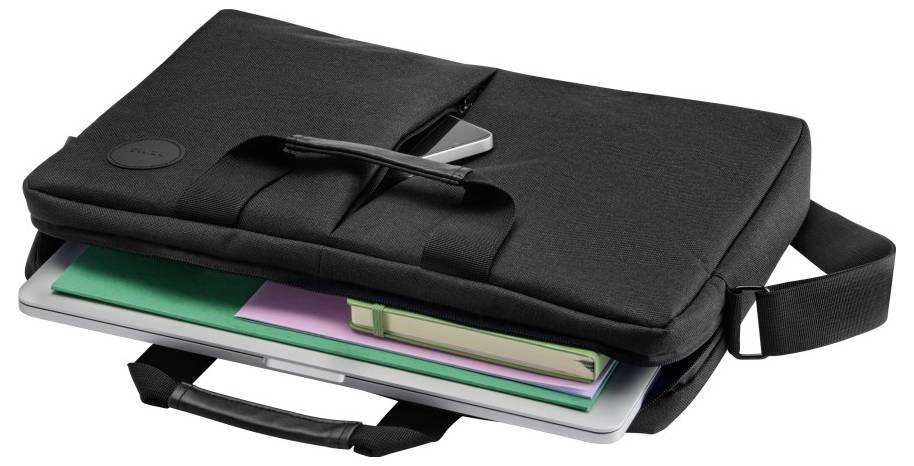 Eine offene schwarze Laptoptasche enthält einen geschlossenen Laptop, ein grünes Buch und einen Stift in ihrem blau ausgekleideten Fach, von oben betrachtet.