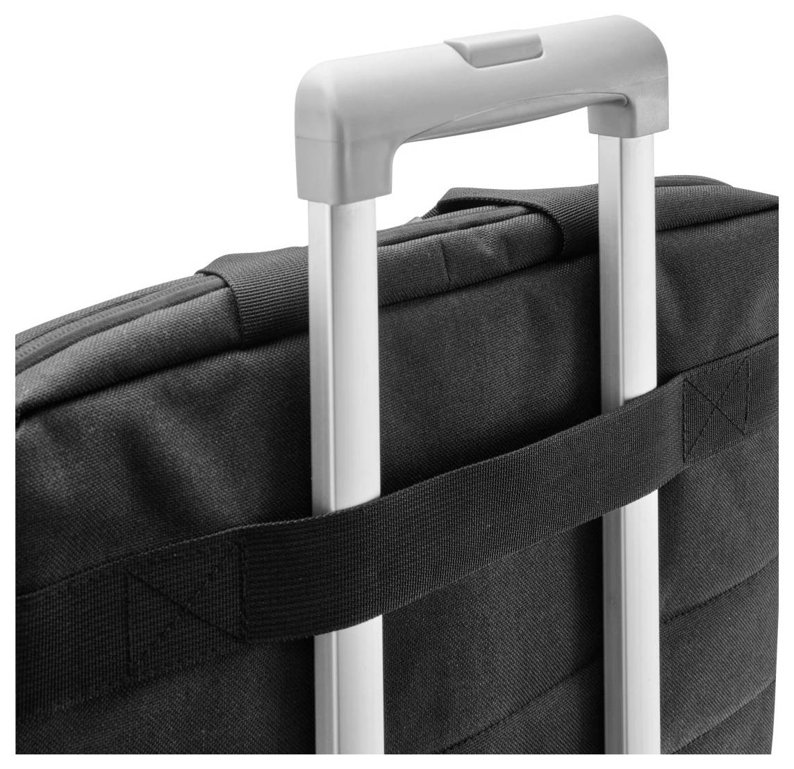 Eine Nahaufnahme einer schwarzen Stofftasche mit Griff oben, befestigt an einem ausgefahrenen silbernen Gepäckgriff, was Mobilität andeutet.