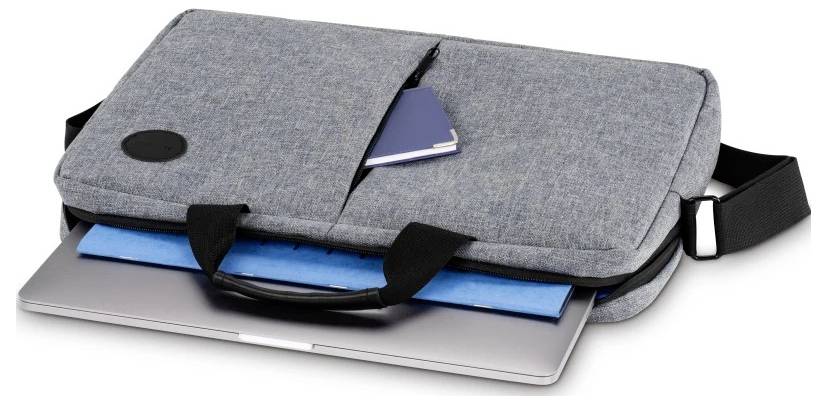 Eine graue Laptoptasche mit einer Vordertasche, in der ein Reisepass und ein blauer Ordner teilweise zu sehen sind. Die Tasche ist geöffnet und zeigt einen Laptop im Inneren.