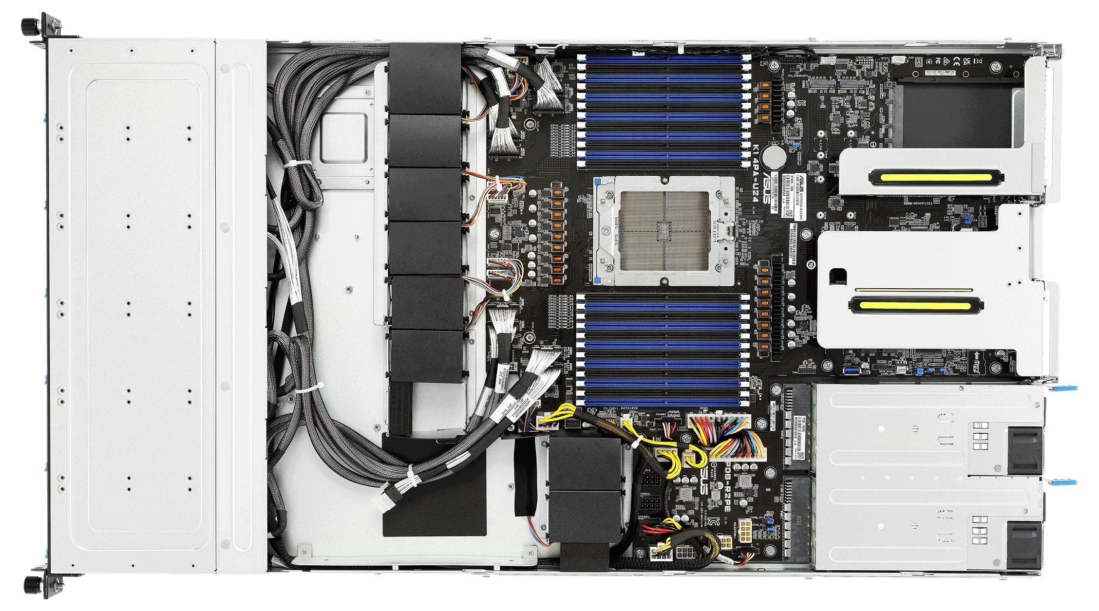 Das Bild zeigt das Innere eines Server-Racks mit ordentlich organisierten Kabeln, zwei Stromversorgungen und blauen Kühlkörpern über den RAM-Steckplätzen.