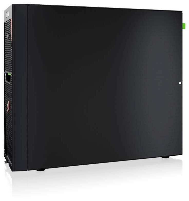 Ein schwarzer Computer-Server-Turm mit Lüftungsgittern und sichtbaren Anschlüssen auf der Vorderseite; eine grüne Kontrollleuchte ist eingeschaltet.