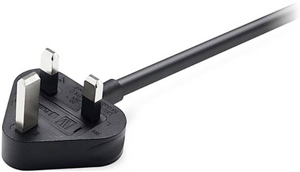 Ein UK-Stecker mit drei Stiften, der an ein schwarzes Netzkabel angeschlossen ist und üblicherweise für elektrische Geräte verwendet wird.