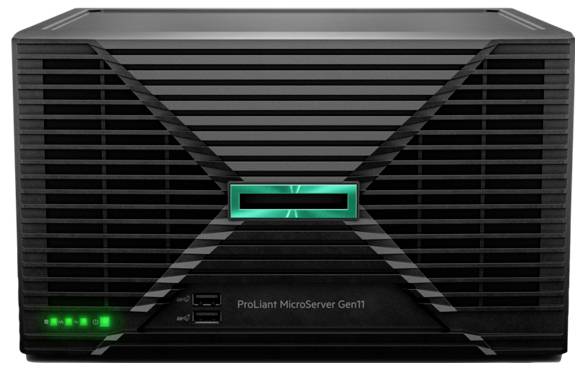 Eine Frontalansicht eines ProLiant MicroServer Gen11 zeigt ein schlankes schwarzes Design mit horizontalen Gitterlinien, LED-Anzeigen und USB-Anschlüssen.