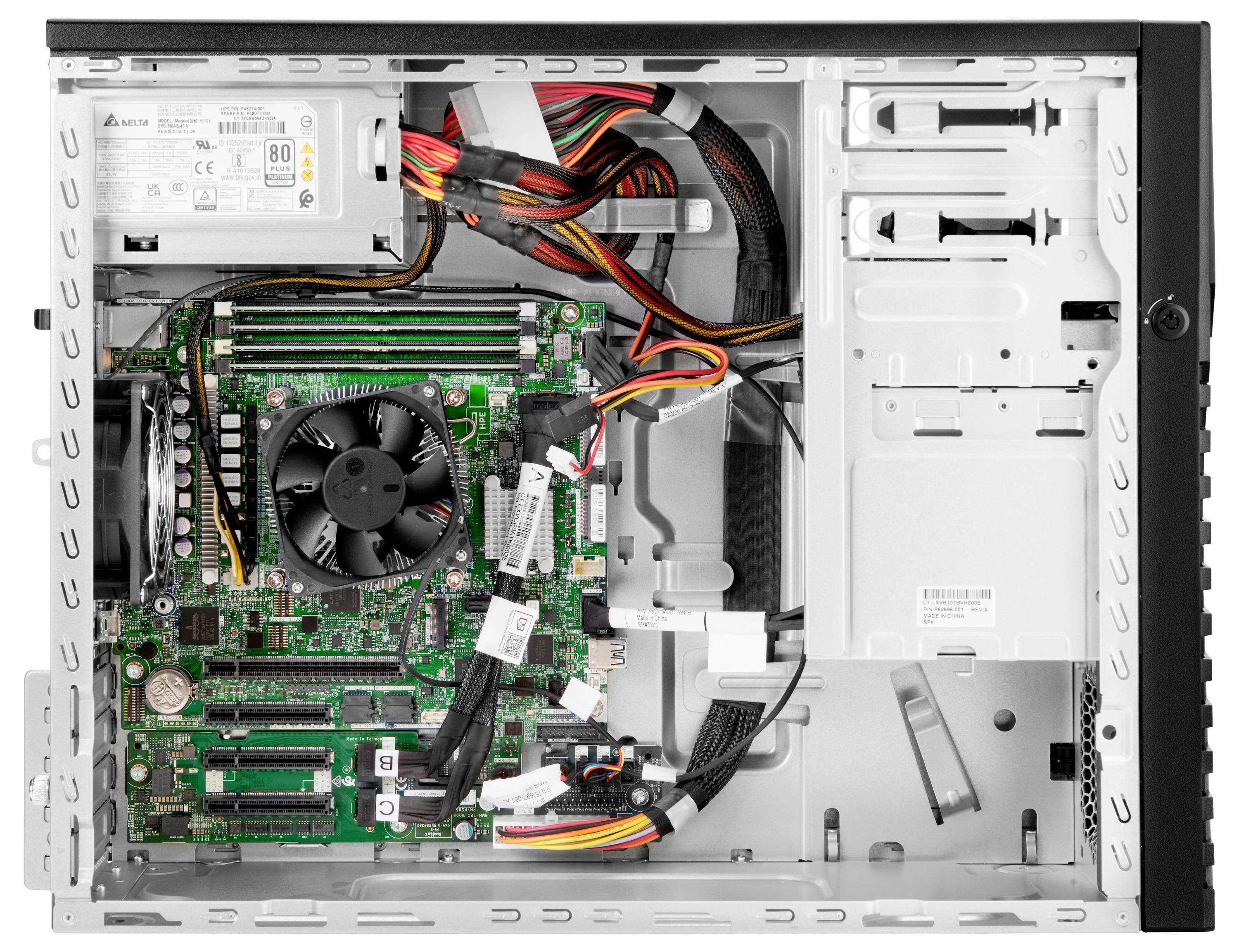 Ein geöffneter Desktop-Computergehäuse, der ein Mainboard, einen CPU mit Lüfter, Netzteil und verschiedene Kabel für Konnektivität und Stromverteilung zeigt.