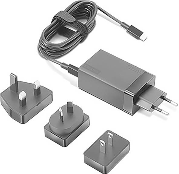 Ein schwarzes Netzteil-Set mit drei austauschbaren Steckertypen für internationalen Gebrauch, zusammen mit einem aufgerollten USB-C-Kabel.