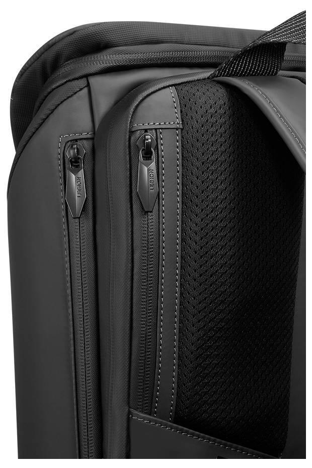 Nahaufnahme eines Rucksacks mit zwei schwarzen Reißverschlüssen und gepolstertem Netzstoff, was auf ein robustes, gut belüftetes Design hinweist.