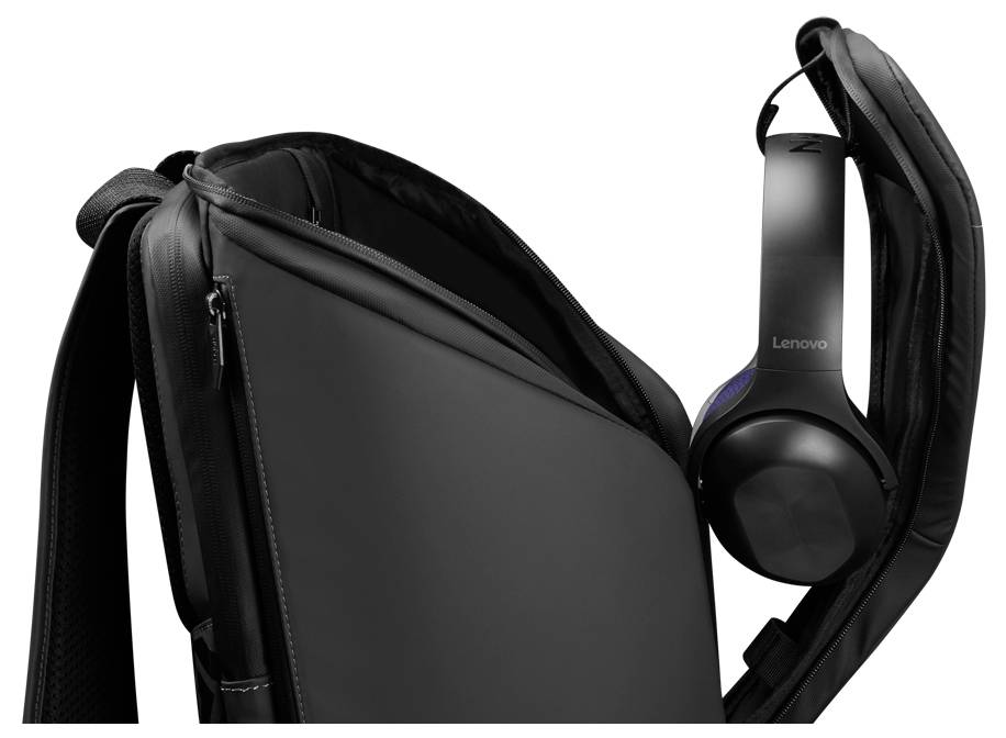 Ein schwarzer Laptop-Rucksack mit einem teilweise geöffneten Reißverschluss, der ein Lenovo-Headset an der Seite zeigt und die Mobilität von Technik betont.