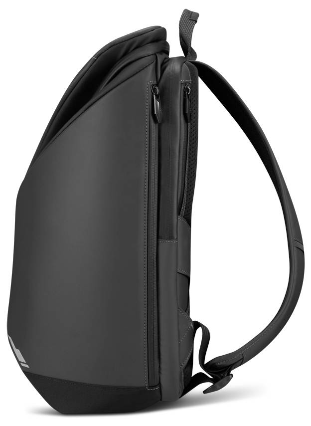 Ein schlanker schwarzer Rucksack mit modernem, minimalistischem Design wird von der Seite gezeigt, wobei seine schmale Silhouette und der geschwungene obere Abschluss hervorgehoben werden.