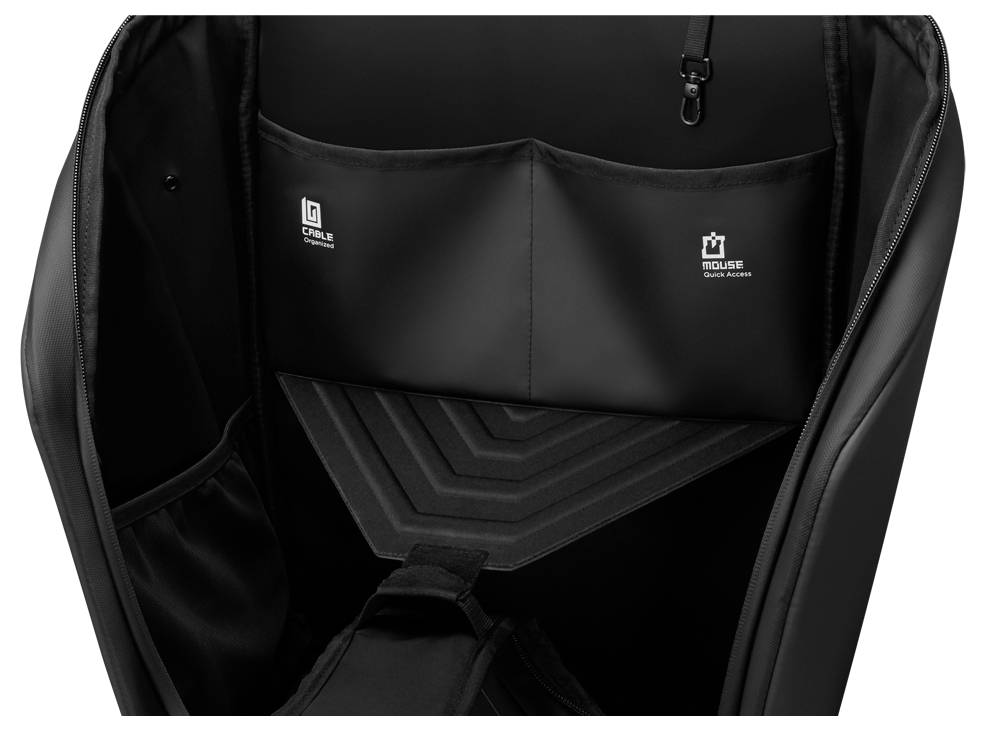 Eine schwarze Tasche mit Innenraum, Taschen mit den Beschriftungen 