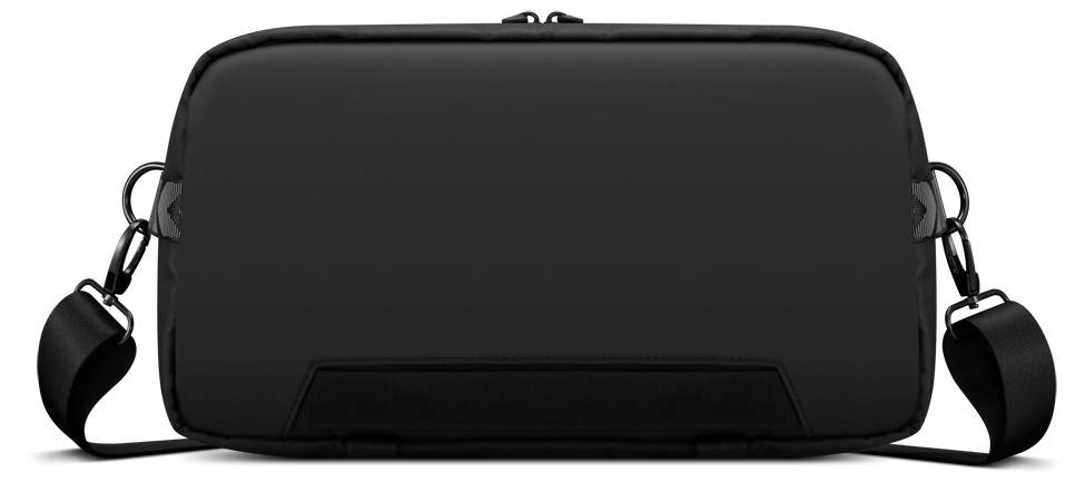 Eine schwarze rechteckige Schultertasche mit abnehmbaren Trägern.