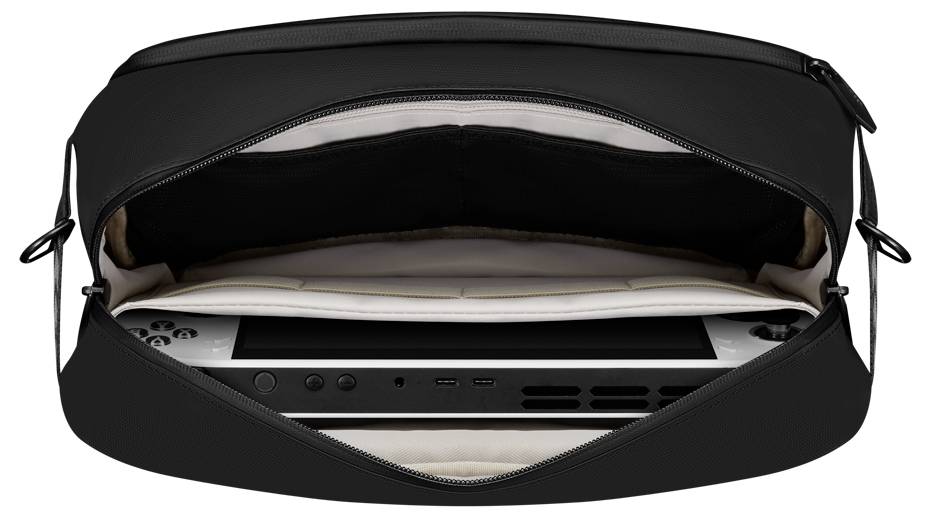 Eine schwarze Tasche, die teilweise geöffnet ist und eine tragbare Spielkonsole im Inneren zeigt. Das Innere der Tasche ist beige, und die Konsole passt eng anliegend hinein.