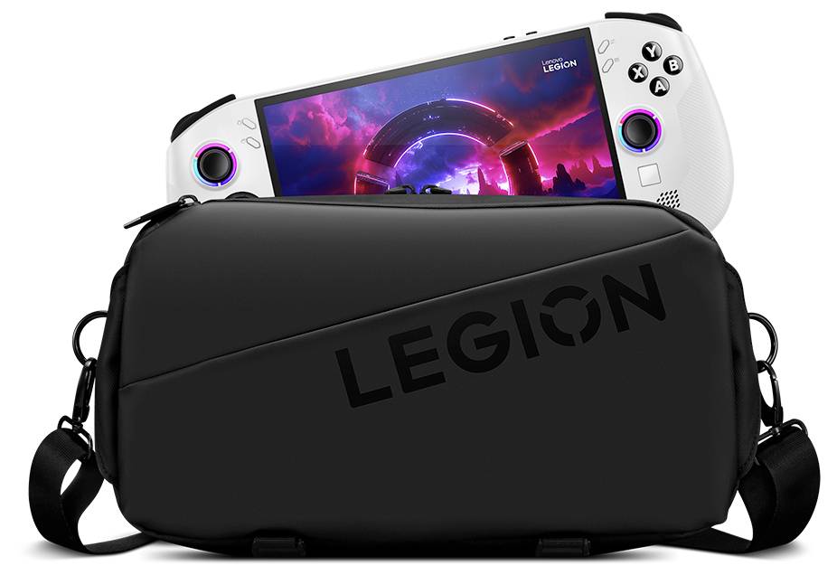 Ein tragbares Spielgerät mit einem farbenfrohen Bildschirm, der eine futuristische Szene zeigt, teilweise verdeckt hinter einer schwarzen Tragetasche mit der Aufschrift 