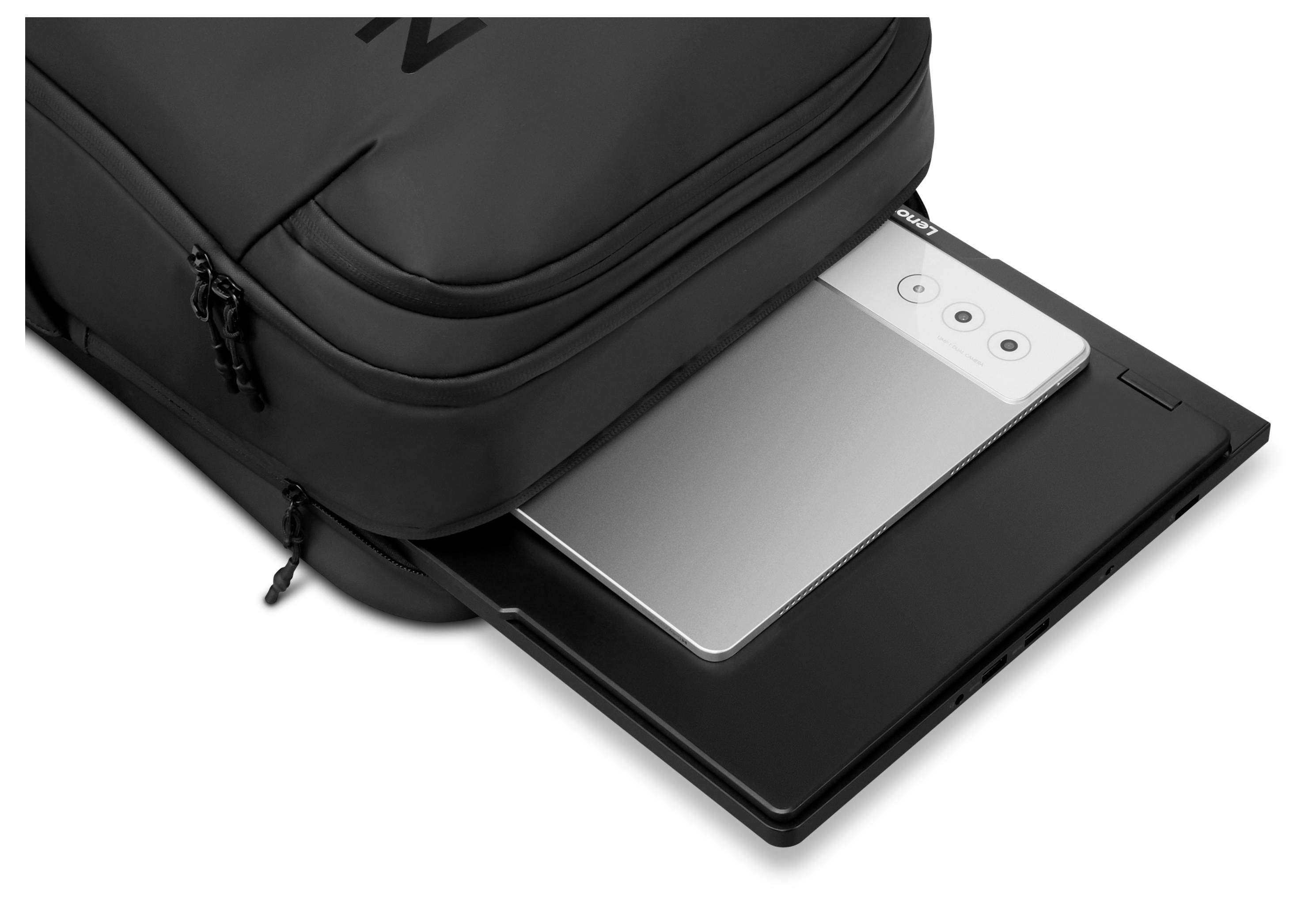 Ein schwarzer Rucksack mit einem Laptop, der teilweise in einem offenen Fach sichtbar ist und einen sicheren und einfachen Zugang zum Transport des Geräts veranschaulicht.