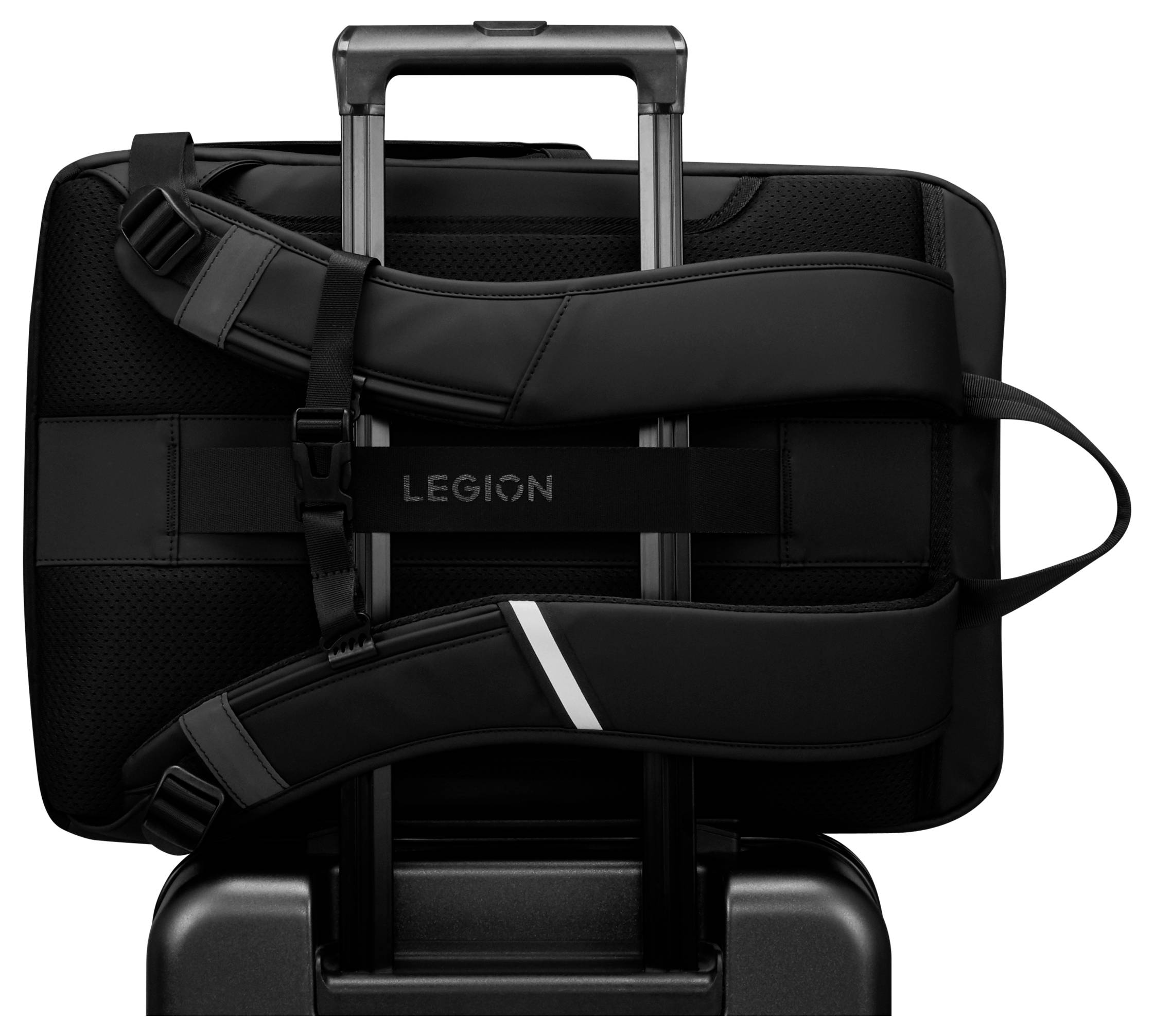 Ein Rucksack mit der Aufschrift 'Legion' ist sicher am Griff eines Koffers befestigt und zeigt praktische Reise-Transportfähigkeit.