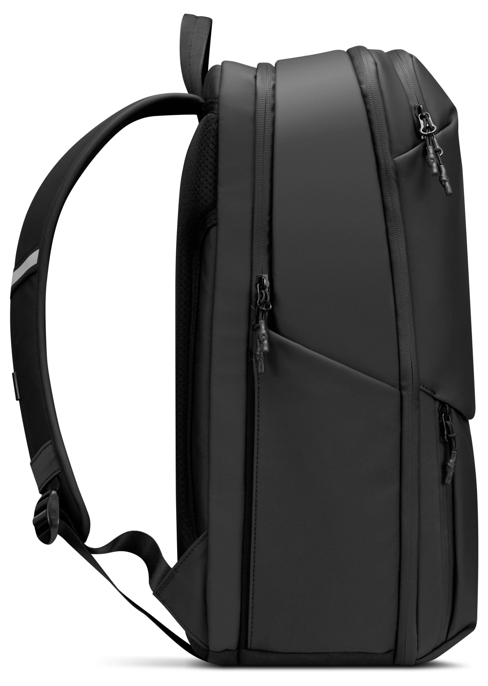 Schlanker schwarzer Rucksack mit mehreren Reißverschluss-Fächern und verstellbaren Schultergurten, von der Seite gezeigt.