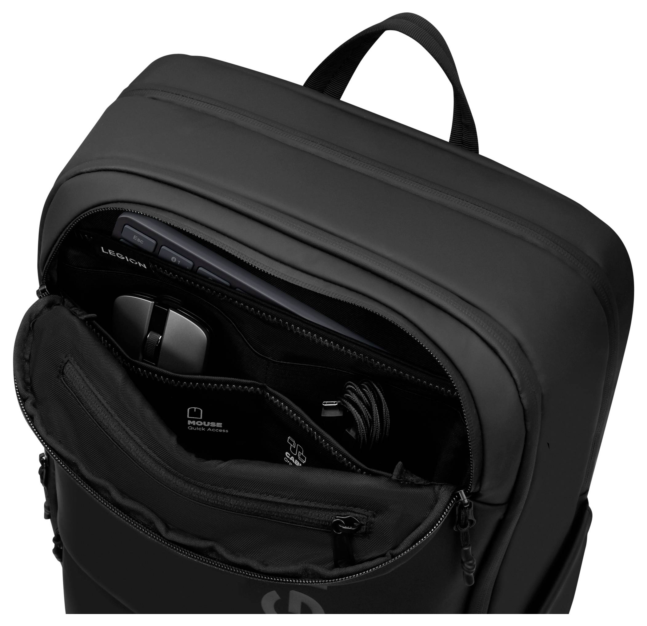 Ein schwarzer Rucksack mit einer offenen Vordertasche, in der eine Maus, ein Mousepad und ein aufgerolltes Kabel zu sehen sind.