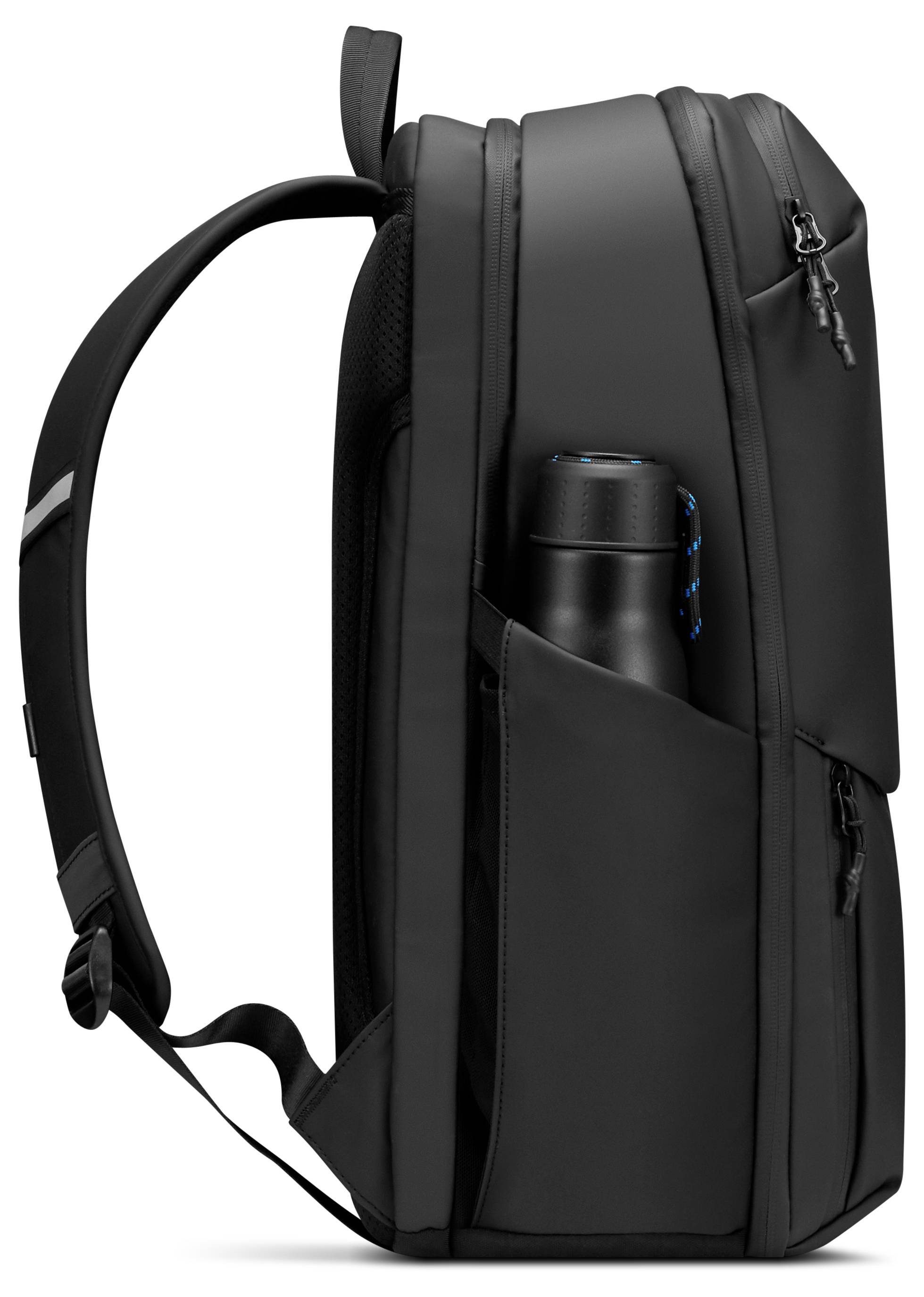 Ein schlanker schwarzer Rucksack mit einer Wasserflasche in einer Seitentasche, mehreren Fächern und verstellbaren Trägern, von der Seite betrachtet.