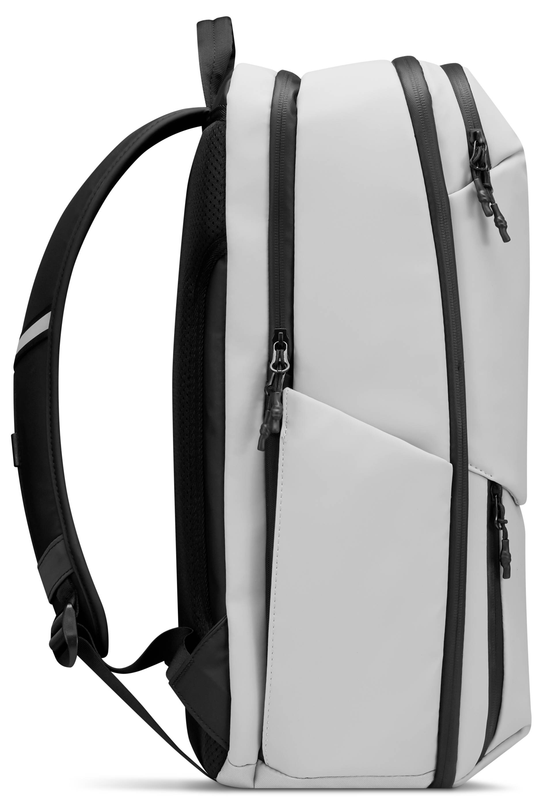 Ein schlanker, moderner Rucksack mit minimalistischem Design in Weiß, ausgestattet mit mehreren Reißverschlusskompartimenten und verstellbaren schwarzen Trägern.