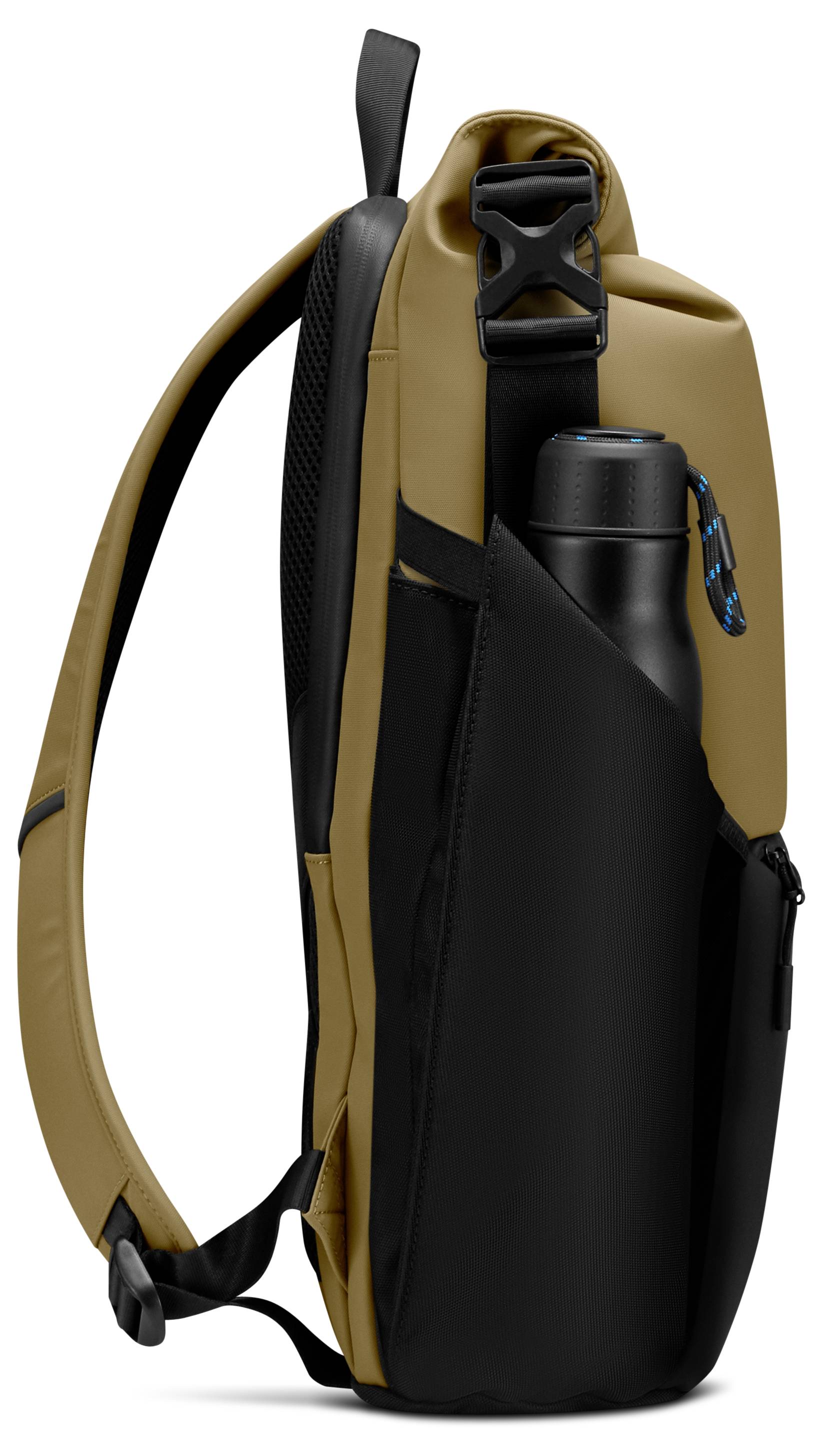 Seitenansicht eines braunen und schwarzen Rucksacks mit einer Wasserflasche in der Seitentasche. Der Rucksack verfügt über einen Trageriemen und einen Tragegriff oben.