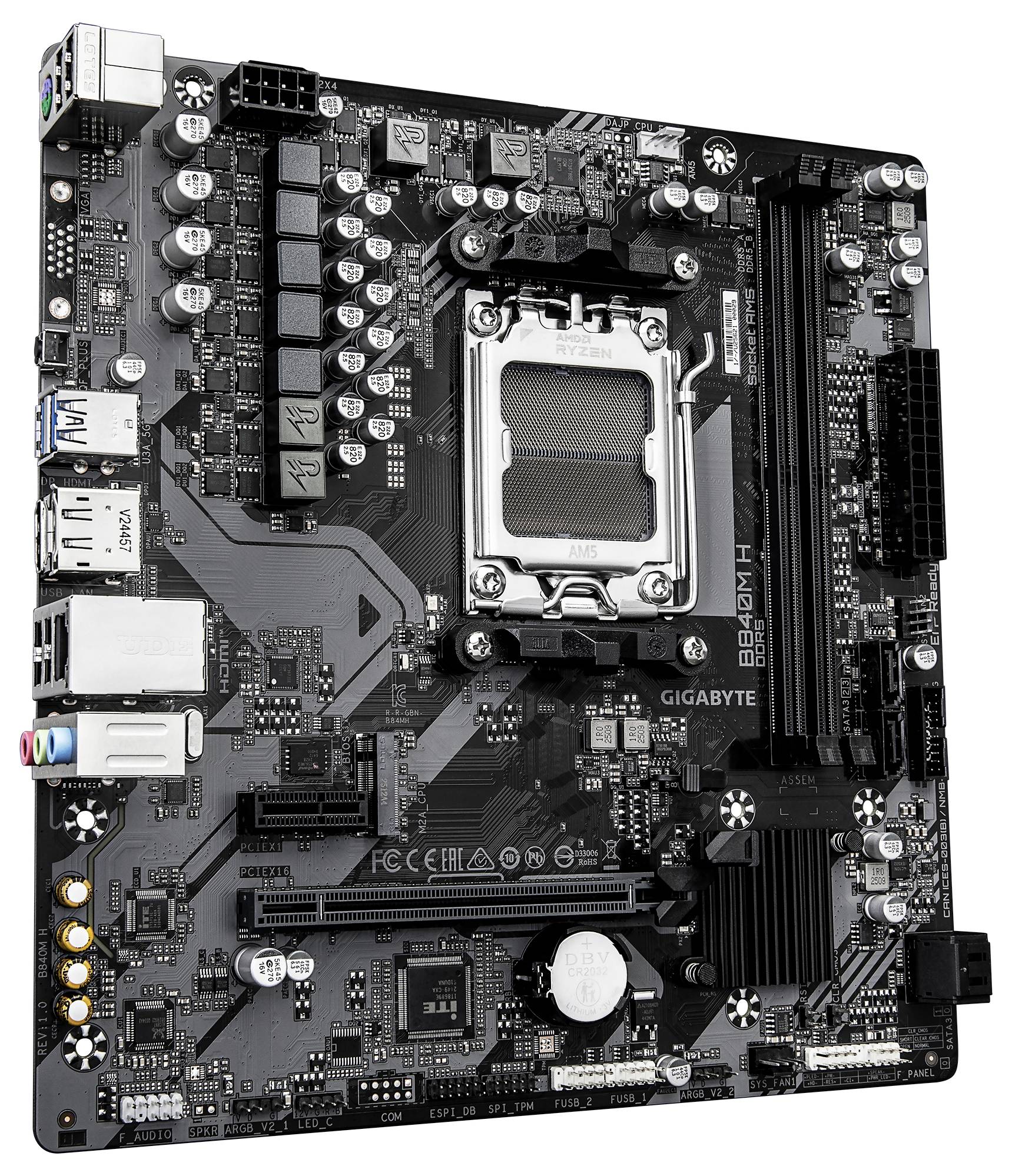 Eine schwarze Computermotherboard mit verschiedenen Anschlüssen, Sockeln und Chipsätzen, einschließlich USB- und Audioverbindungen, aus einem Winkel betrachtet.