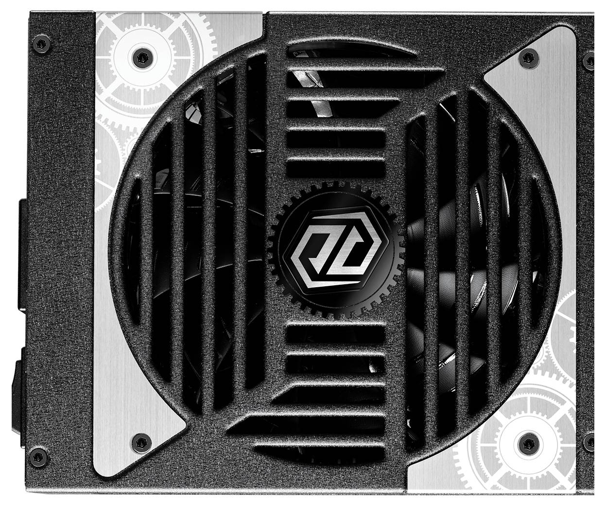 Ein schwarzes und silbernes Computer-Netzteil mit sichtbarem Lüfter und dekorativem Zahnradmuster auf dem Gehäuse.